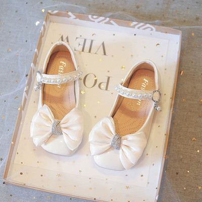 Model nou de pantofi pentru fete cu petice velcro perle si panglica