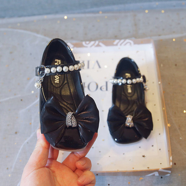 Model nou de pantofi pentru fete cu petice velcro perle si panglica