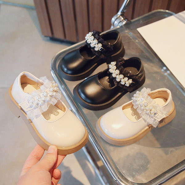 Pantofi la modă pentru fete cu perle