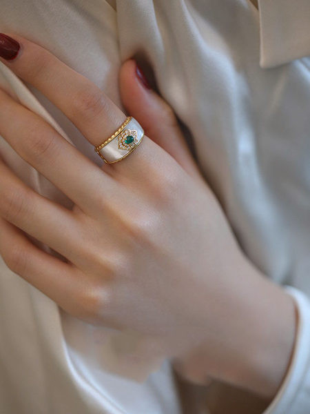 Inel de dama cu culoare aurie si piatra