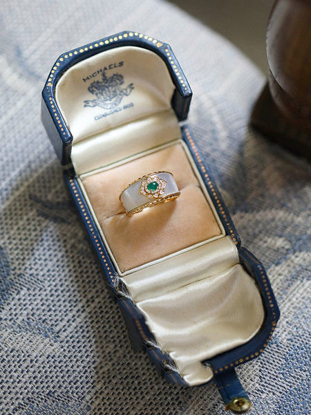 Inel de dama cu culoare aurie si piatra