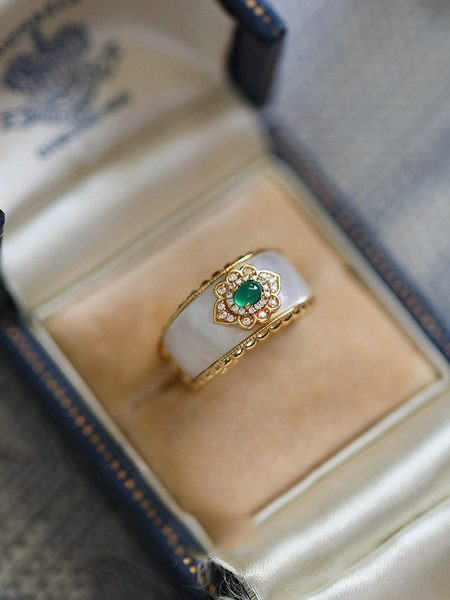 Inel de dama cu culoare aurie si piatra