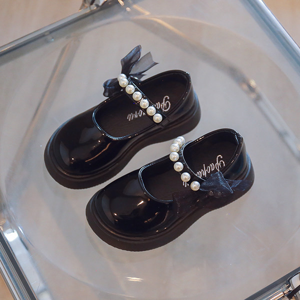 Pantofi moderni pentru copii din piele lacuita cu tul si perle