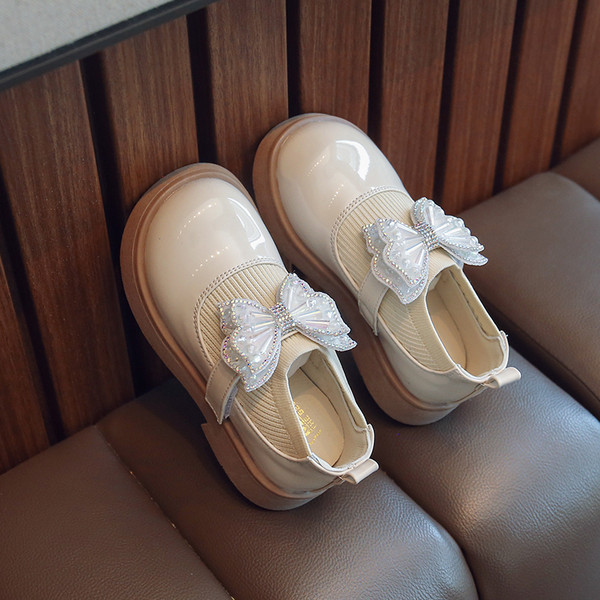 Pantofi casual din piele lacuita pentru fete cu panglica si petice velcro