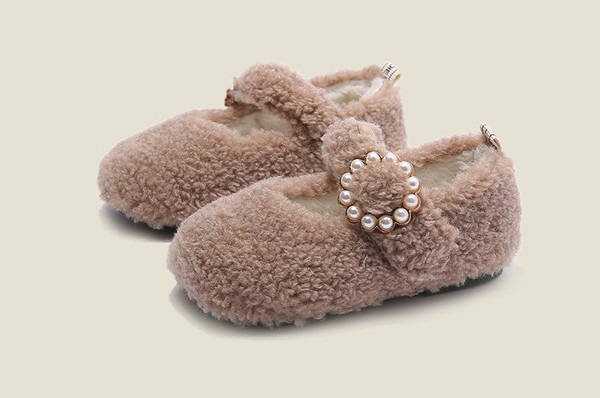 Pantofi de puf pentru fete cu perle