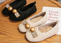 Pantofi de pluș pentru fete cu element metalic