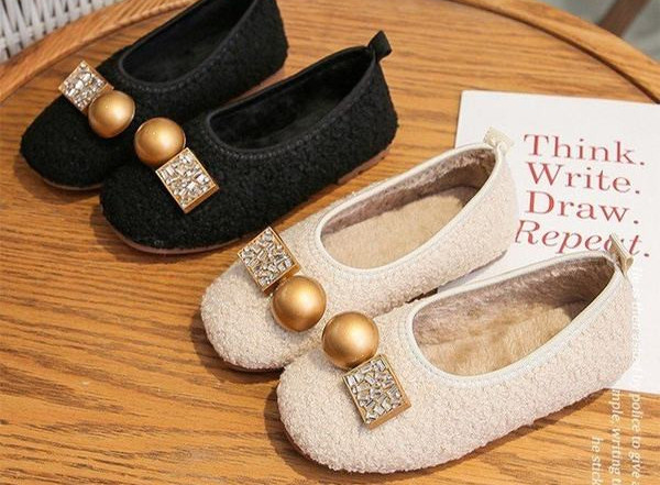 Pantofi de pluș pentru fete cu element metalic