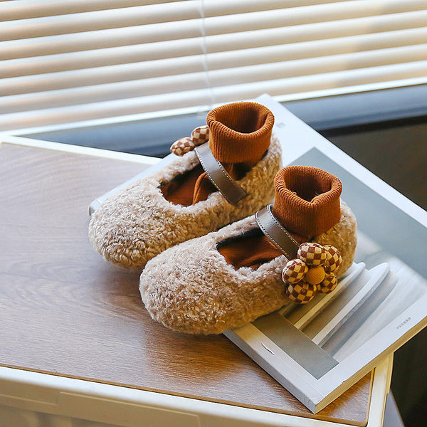 Pantofi la moda pentru fete din puf ecologic cu element 3D