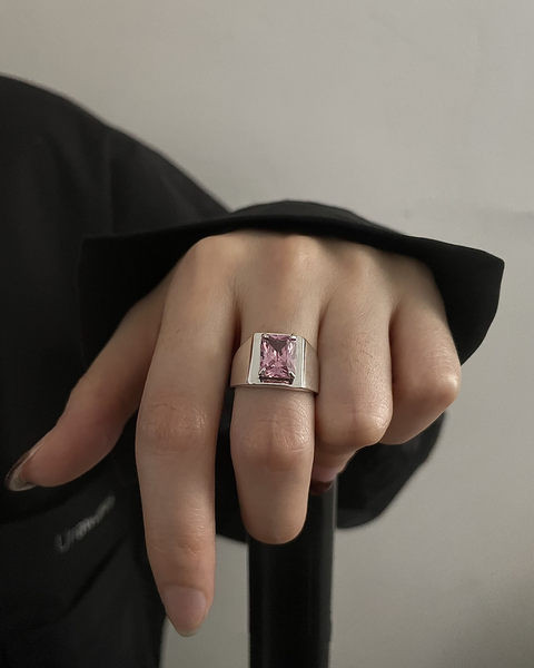 Un inel modern cu o piatră mare