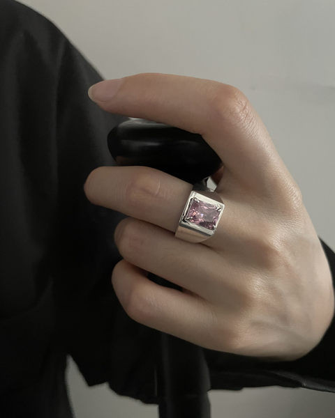 Un inel modern cu o piatră mare