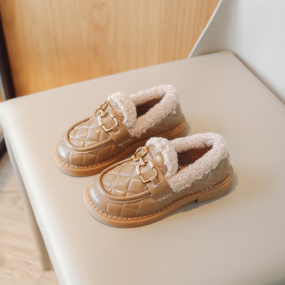 Pantofi din piele pentru fete cu captuseala calda si element metalic