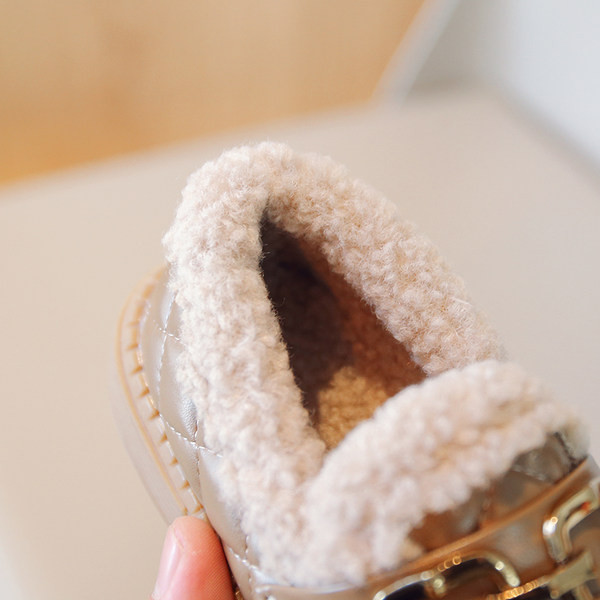 Pantofi din piele pentru fete cu captuseala calda si element metalic