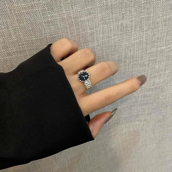 Inel de dama din argint in forma de ceas