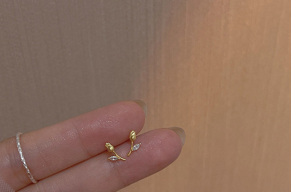 Cercei mici pentru femei in forma de floare