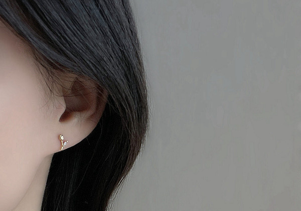 Cercei mici pentru femei in forma de floare