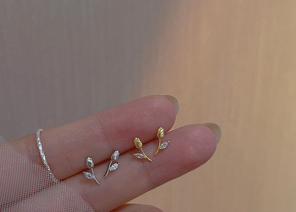 Cercei mici pentru femei in forma de floare