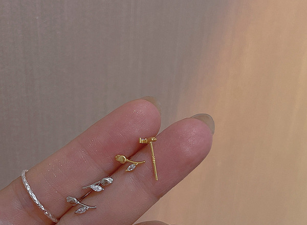 Cercei mici pentru femei in forma de floare