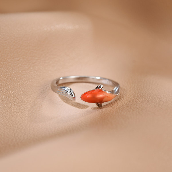 Inel de zi cu zi cu o piatră - de culoare argintie