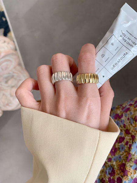 Inel de dama de culoare auriu si argintiu