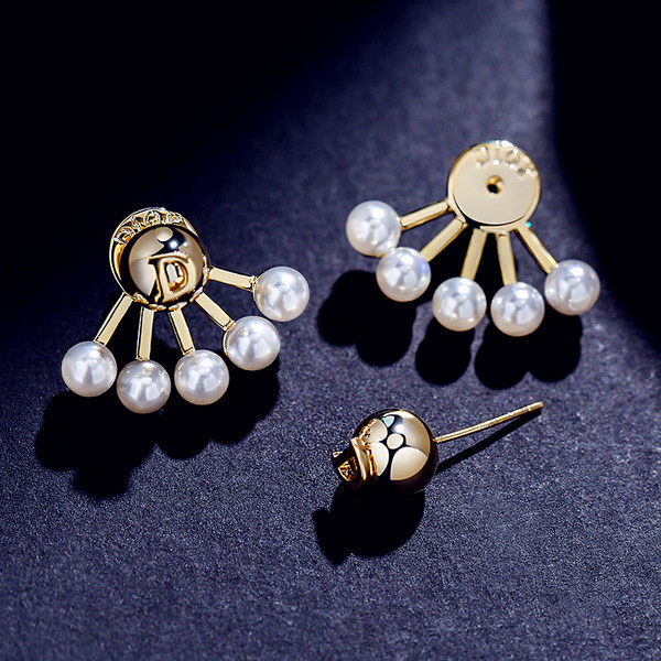 Cercei eleganti de culoare aurie cu perle