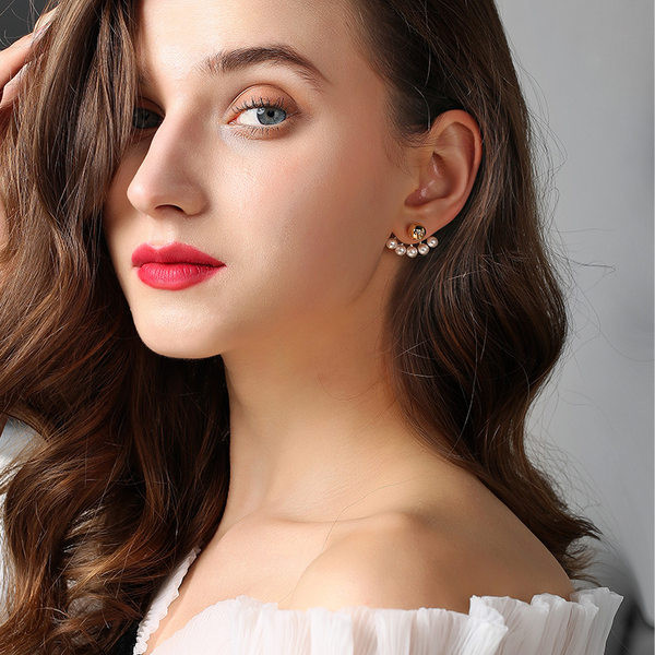 Cercei eleganti de culoare aurie cu perle