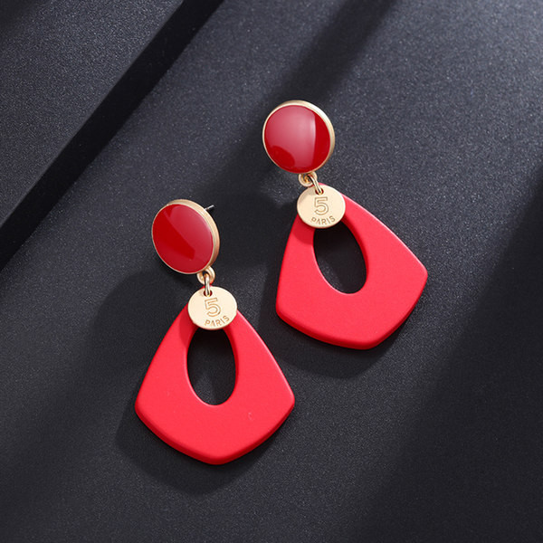 Cercei de damă moderni suspendați de culoare roșie