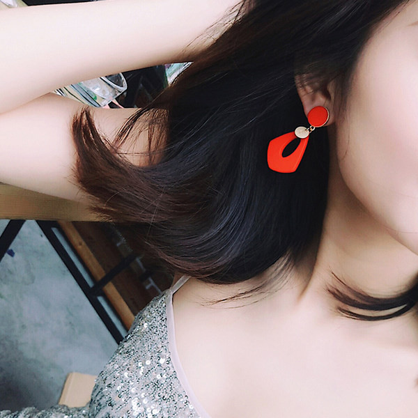 Cercei de damă moderni suspendați de culoare roșie