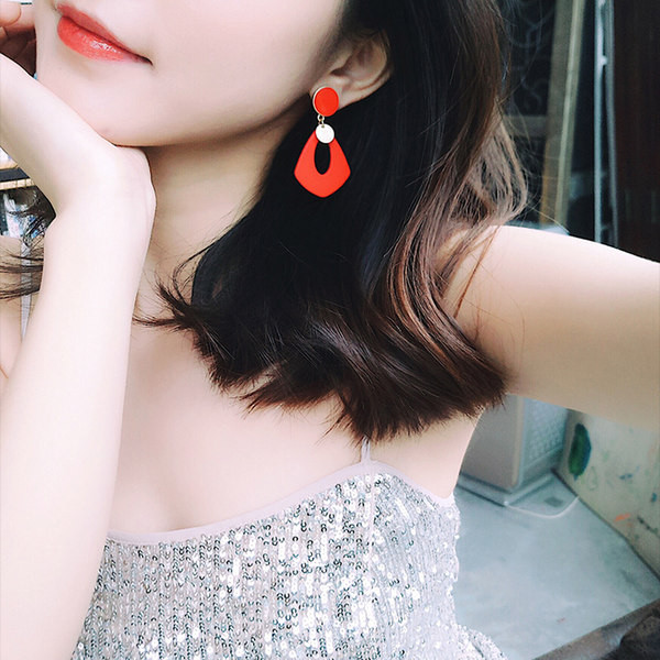 Cercei de damă moderni suspendați de culoare roșie