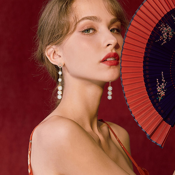 Model nou de cercei lungi de dama cu pietre si perle