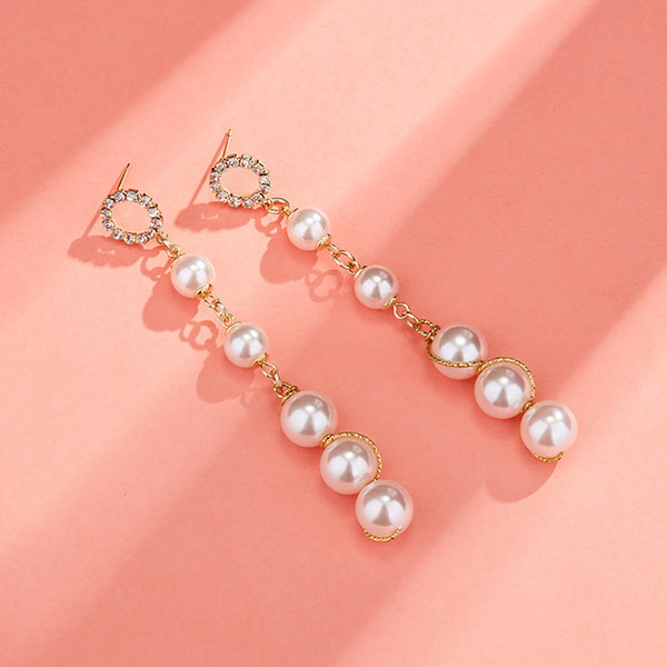 Model nou de cercei lungi de dama cu pietre si perle