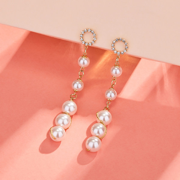 Model nou de cercei lungi de dama cu pietre si perle