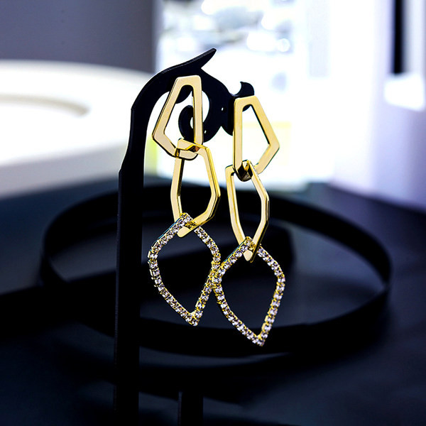 Cercei suspendați de culoare aurie cu pietre