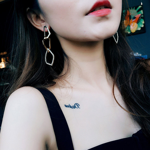 Cercei suspendați de culoare aurie cu pietre