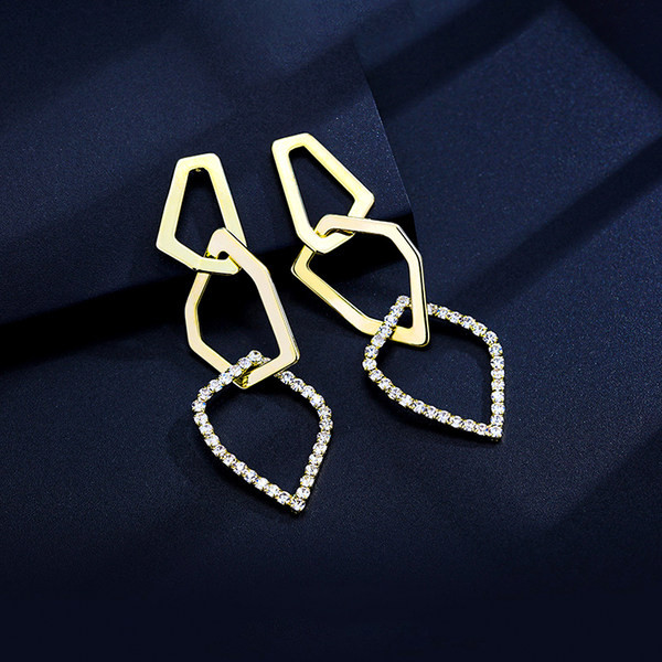 Cercei suspendați de culoare aurie cu pietre