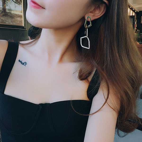 Cercei suspendați de culoare aurie cu pietre