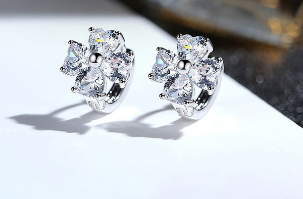 Model nou de cercei cu trifoi cu patru foi si pietre decorative