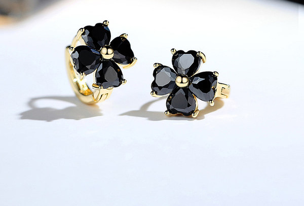 Model nou de cercei cu trifoi cu patru foi si pietre decorative