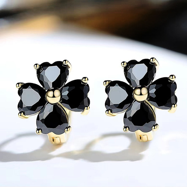 Model nou de cercei cu trifoi cu patru foi si pietre decorative