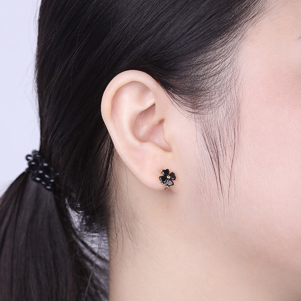 Model nou de cercei cu trifoi cu patru foi si pietre decorative