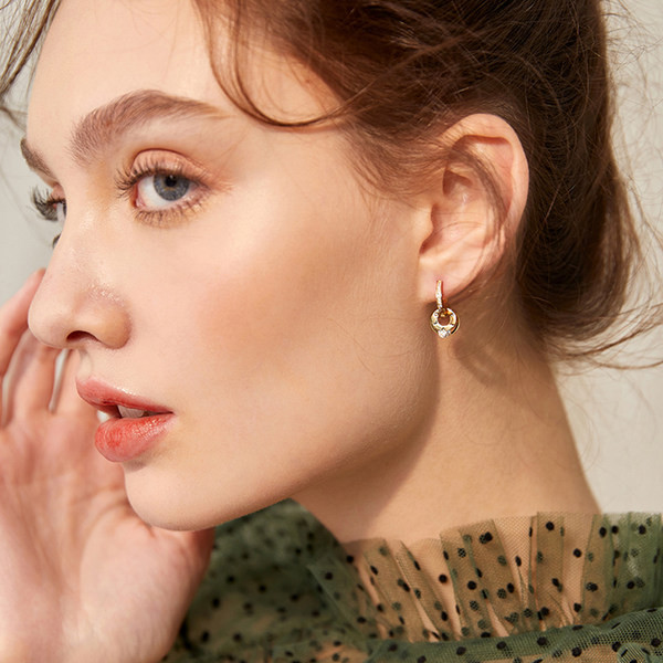 Cercei moderni de dama cu pietre decorative de culoare aurie