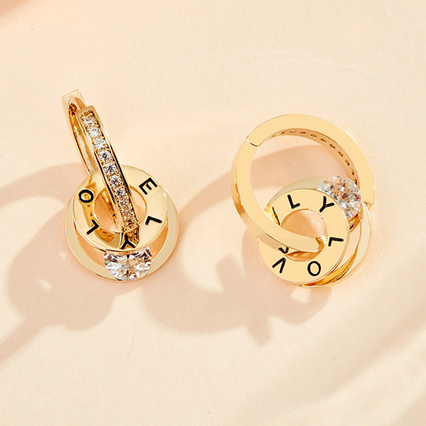 Cercei moderni de dama cu pietre decorative de culoare aurie