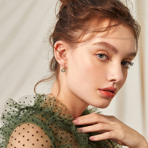 Cercei moderni de dama cu pietre decorative de culoare aurie