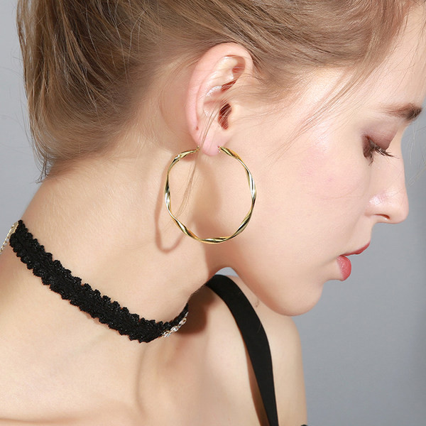 Cercei tip inel de dama de culoare aurie