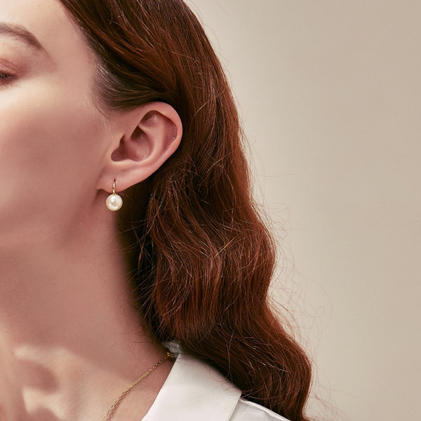 Moderne ženske naušnice sa biserom - zlatne boje