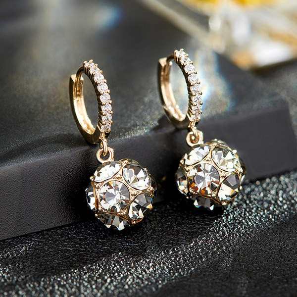 Cercei cu pietre la modă pentru femei