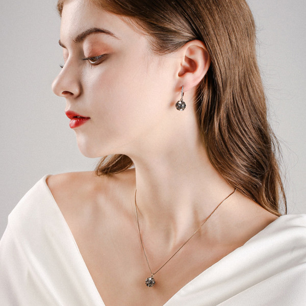 Cercei cu pietre la modă pentru femei