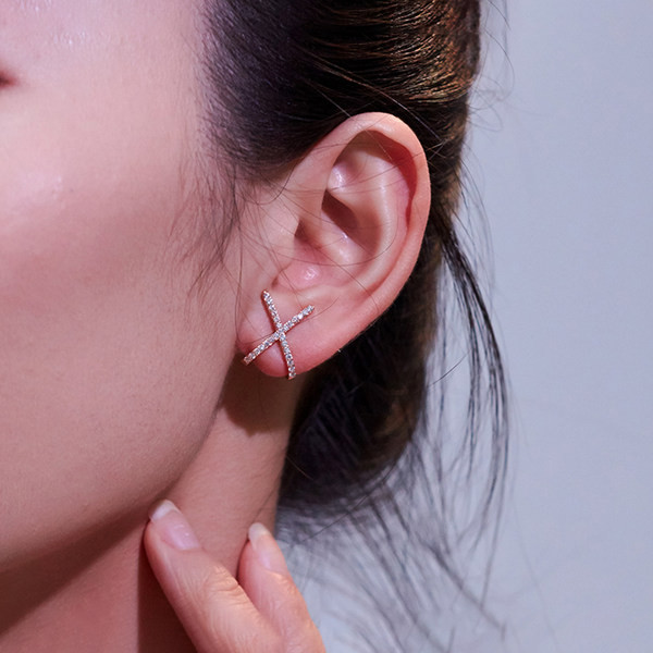 Cercei eleganti de dama cu pietre decorative de culoare aurie