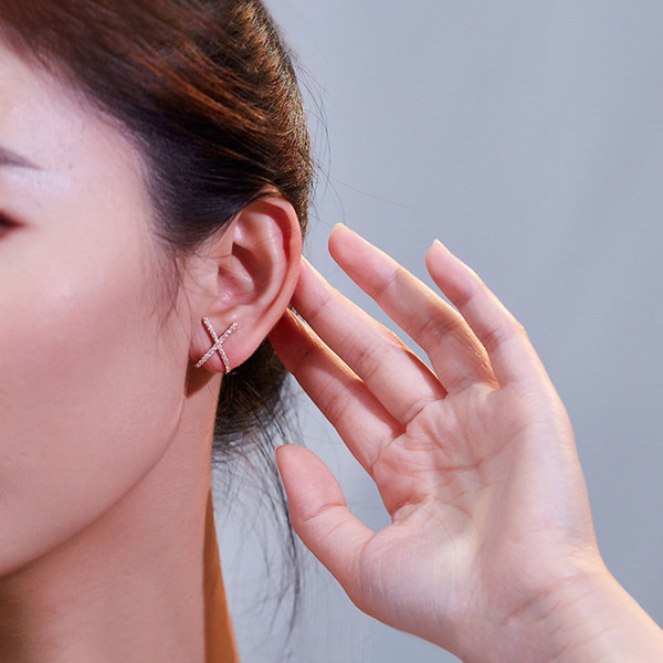 Cercei eleganti de dama cu pietre decorative de culoare aurie