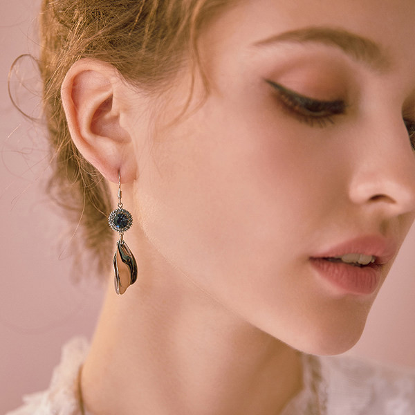 Model nou de cercei de dama cu pietre