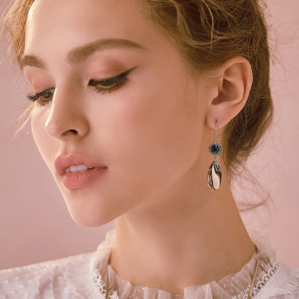 Model nou de cercei de dama cu pietre